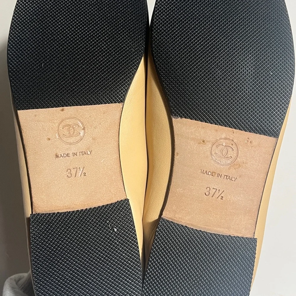 CHANEL Two-Tone Beige and Black Flats - Picture 6 of 10